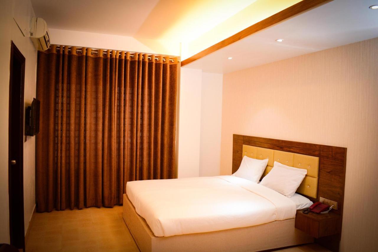 The Alina Hotel & Suites Chittagong Exteriör bild