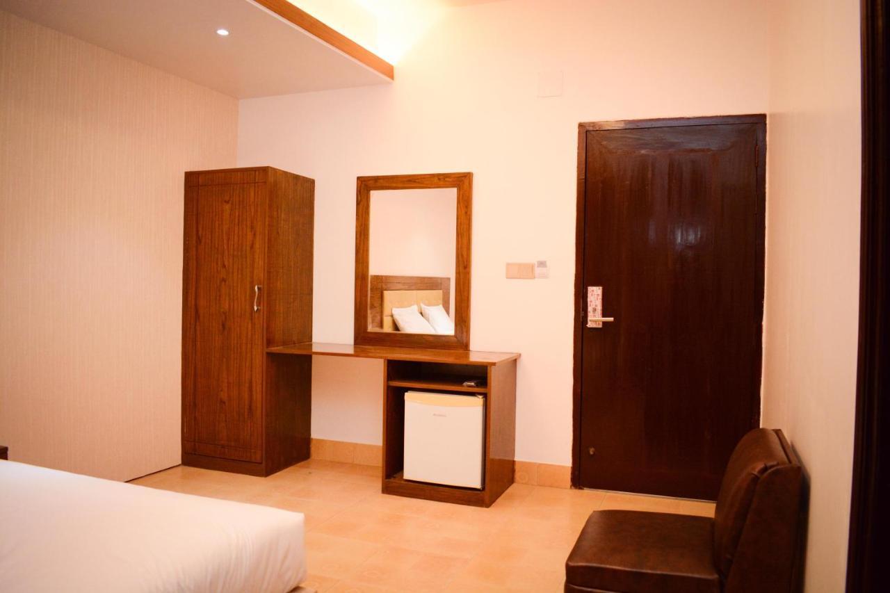 The Alina Hotel & Suites Chittagong Exteriör bild