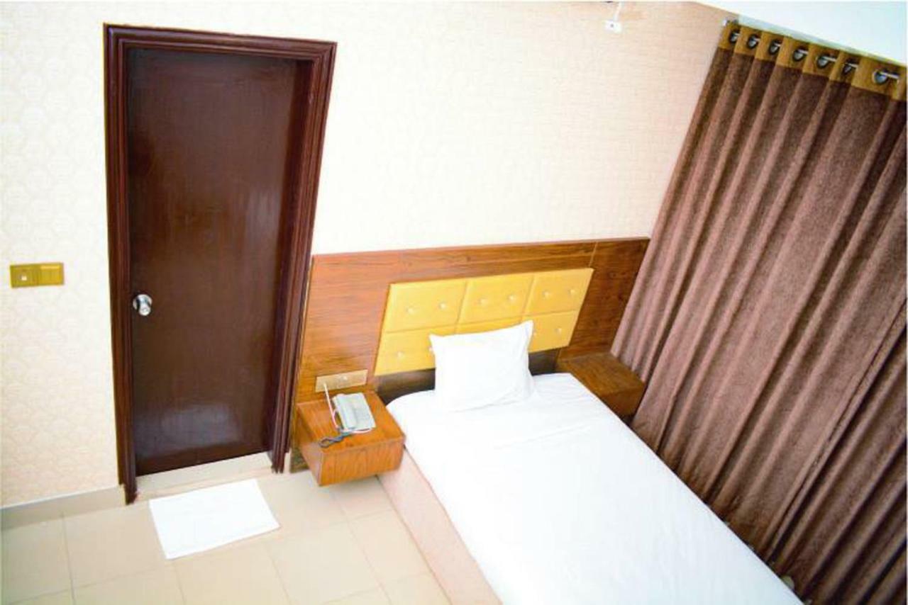 The Alina Hotel & Suites Chittagong Exteriör bild